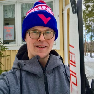 Jukka Peltokoski profiilikuvassa hiihtolenkillä suksien kanssa.